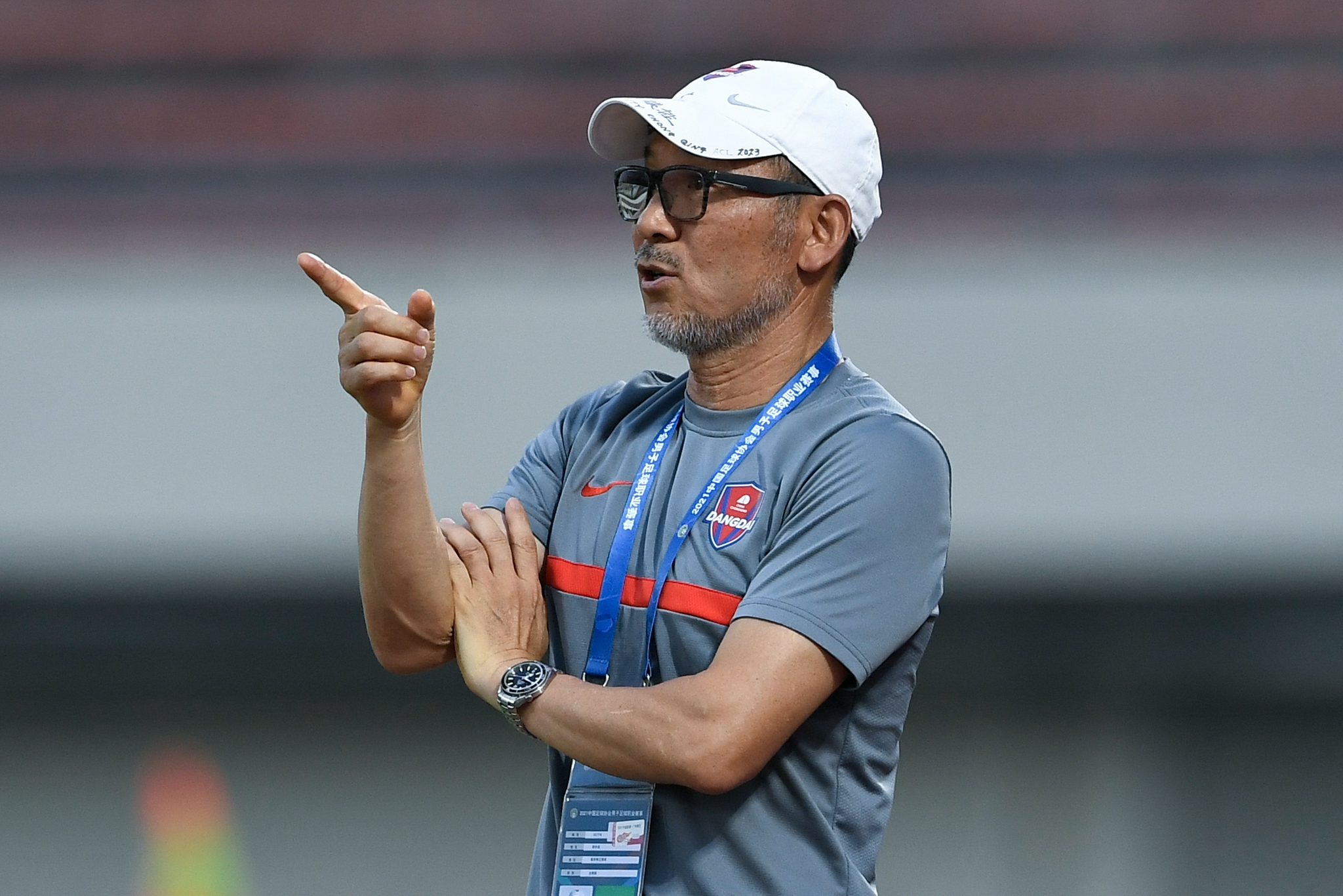 7月27日,重庆两江竞技队球员孙凯(前)在比赛中带球.新华社发