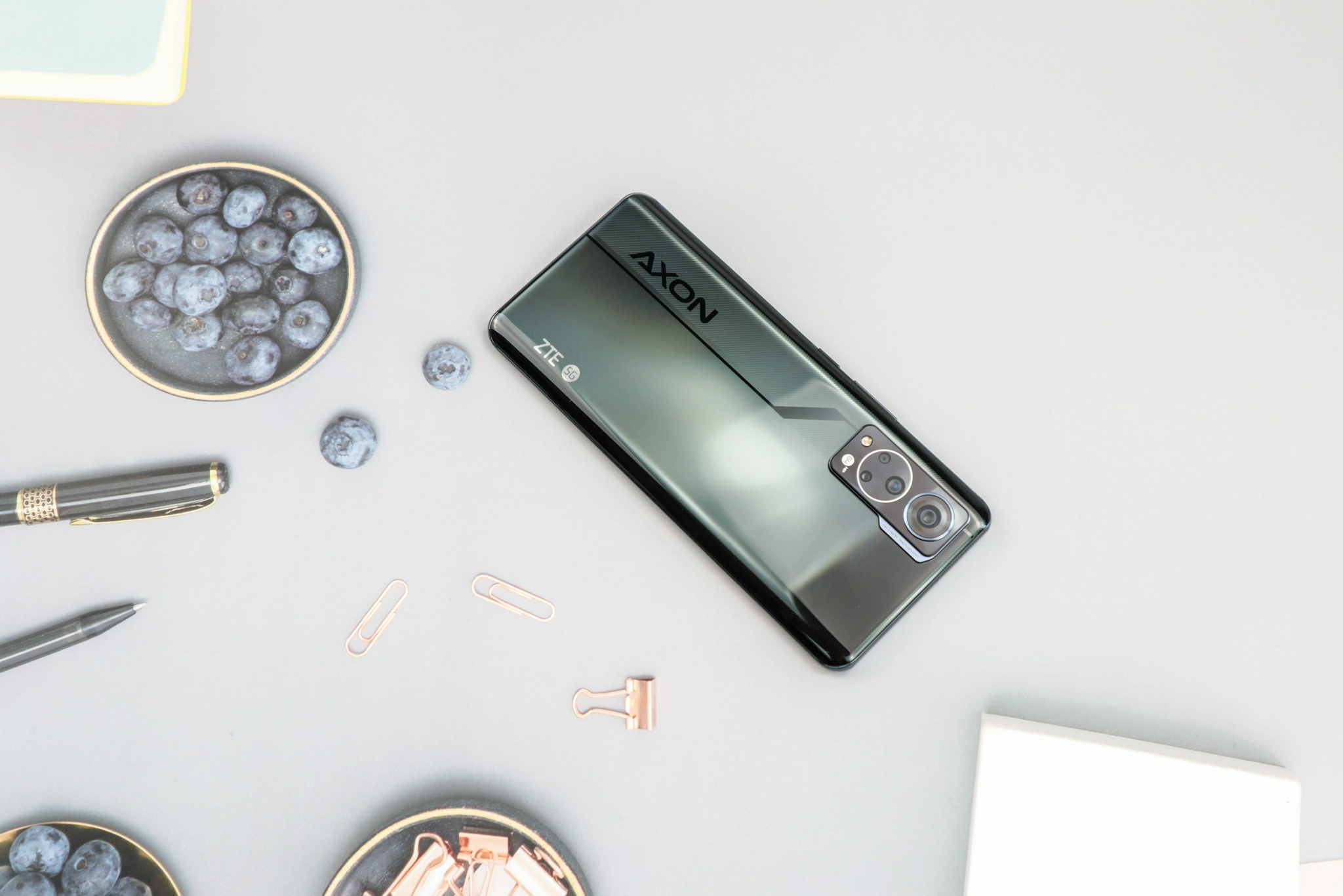 而就在7月27日中兴正式发布了全新一代屏下摄像头手机中兴axon 30 5g
