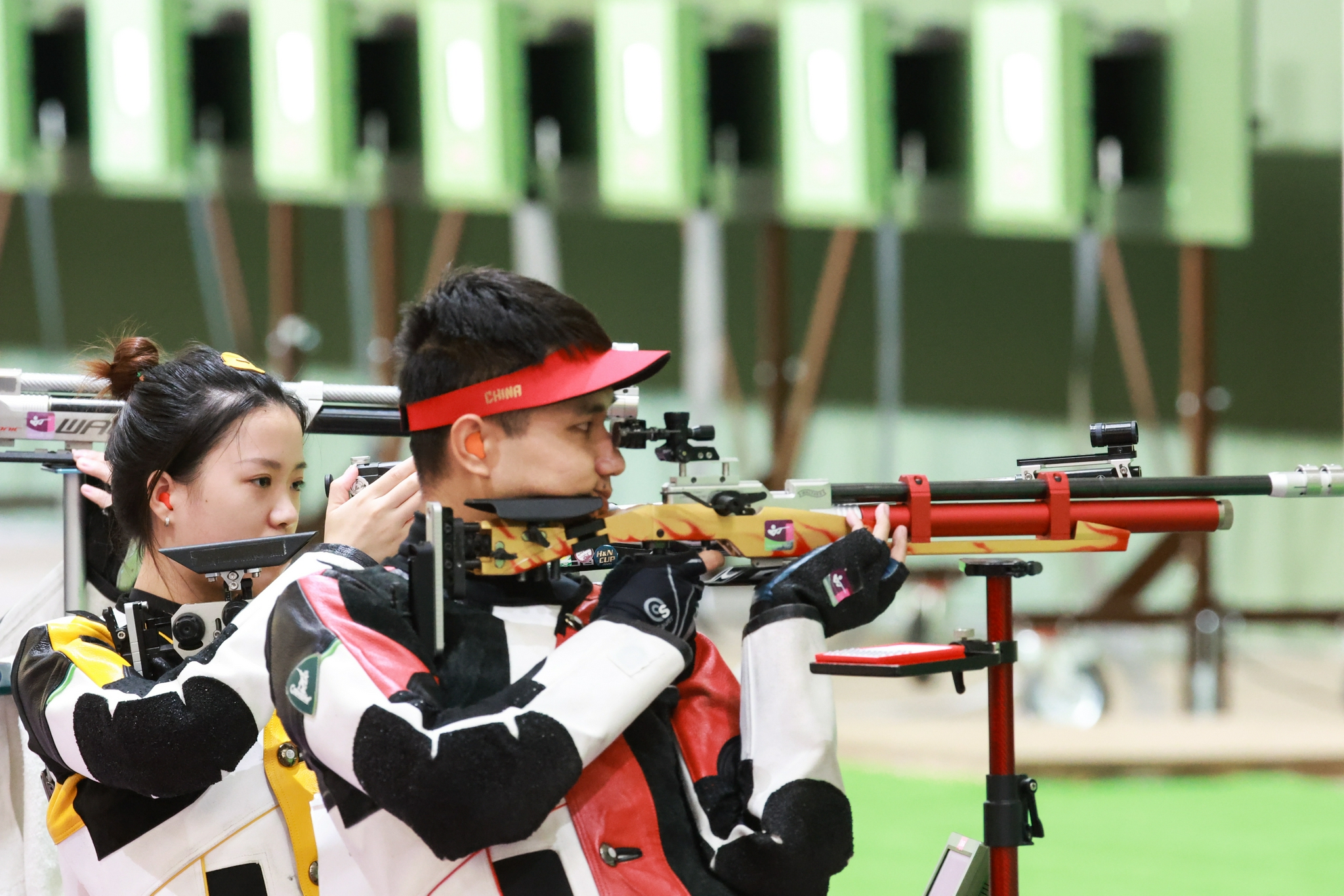 中国射击yyds杨倩杨皓然10米气步枪混合团体夺金