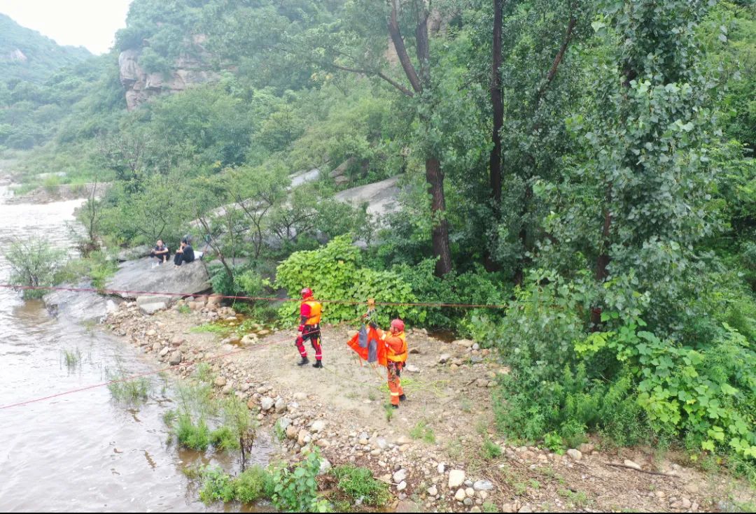 游客被困，北京怀柔水域救援支队在40多米的河道上空建设绳桥救援！休闲区蓝鸢梦想 - Www.slyday.coM