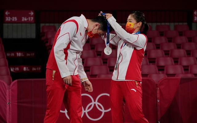 7月26日,刘诗雯给许昕戴奖牌.图片来源:ic photo