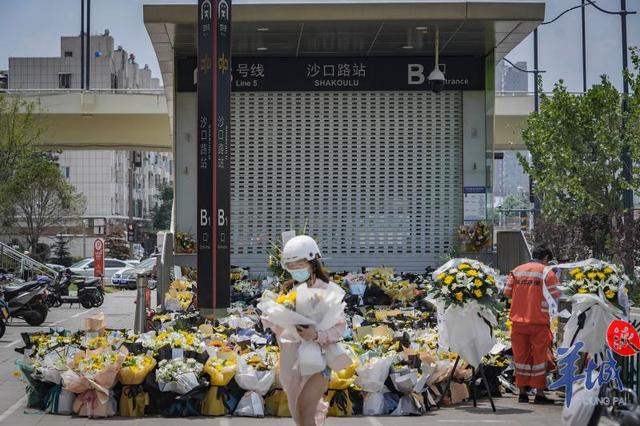 一线直击郑州地铁5号线站口铺满鲜花群众自发悼念遇难者