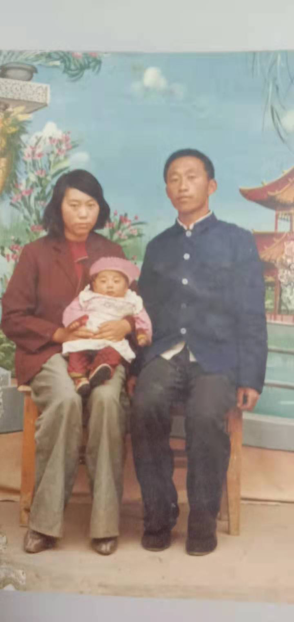 张立花和丈夫、女儿张凤芝的合影。受访者供图