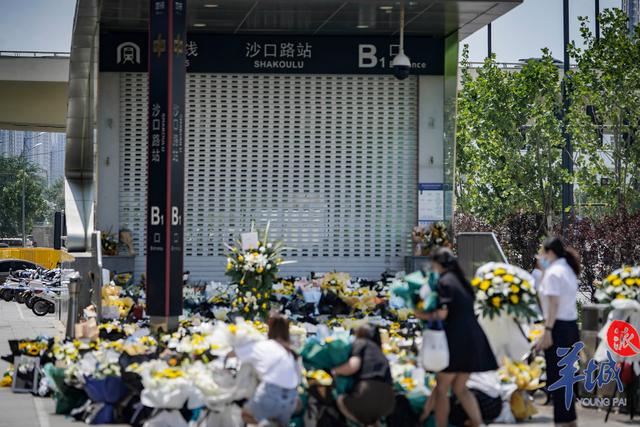 一线直击郑州地铁5号线站口铺满鲜花群众自发悼念遇难者