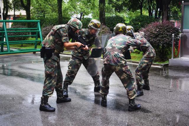 夏日炎炎火箭军某部立体防范紧固安全闸门