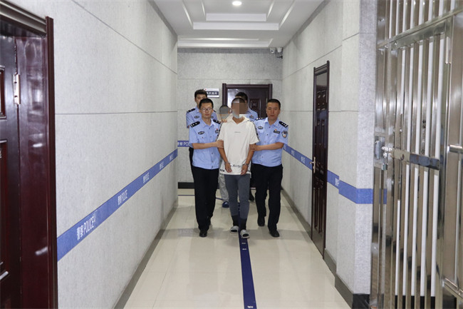 漠河市公安局刑警大队民警将两名犯罪嫌疑人抓获归案.