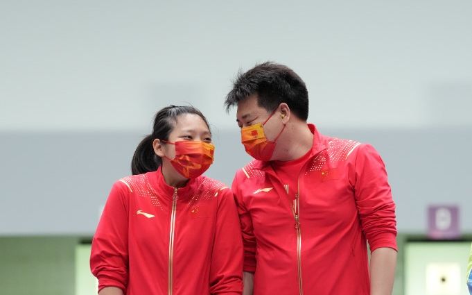 中国组合姜冉馨/庞伟在金牌赛笑到最后。图/新华社