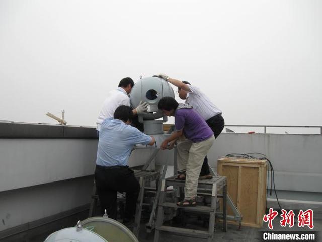 航天科工207所科研人员安装海防监控设备 航天科工供图 航天科工供图 