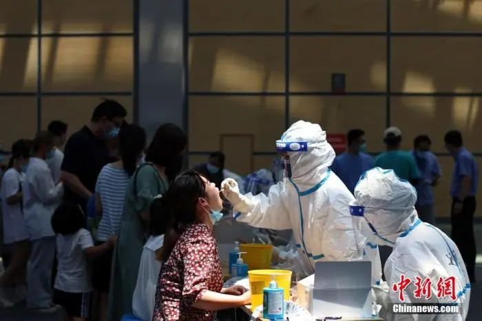 江苏省南京市，市民在江宁体育中心内设置的核酸检测点进行核酸检测。中新社记者 泱波 摄