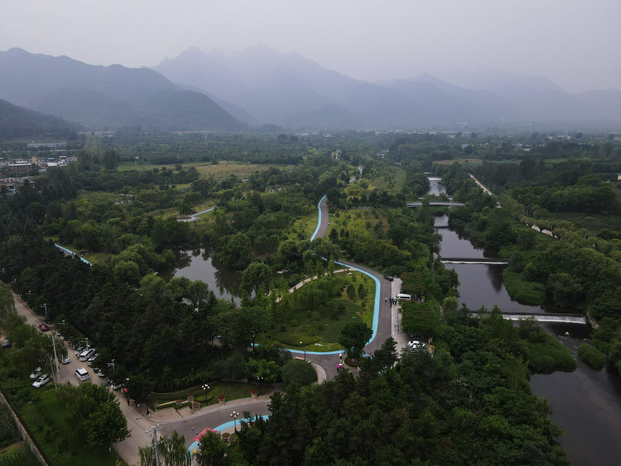陕西省西安市长安区秦岭和谐森林公园(7月25日摄,无人机照片).