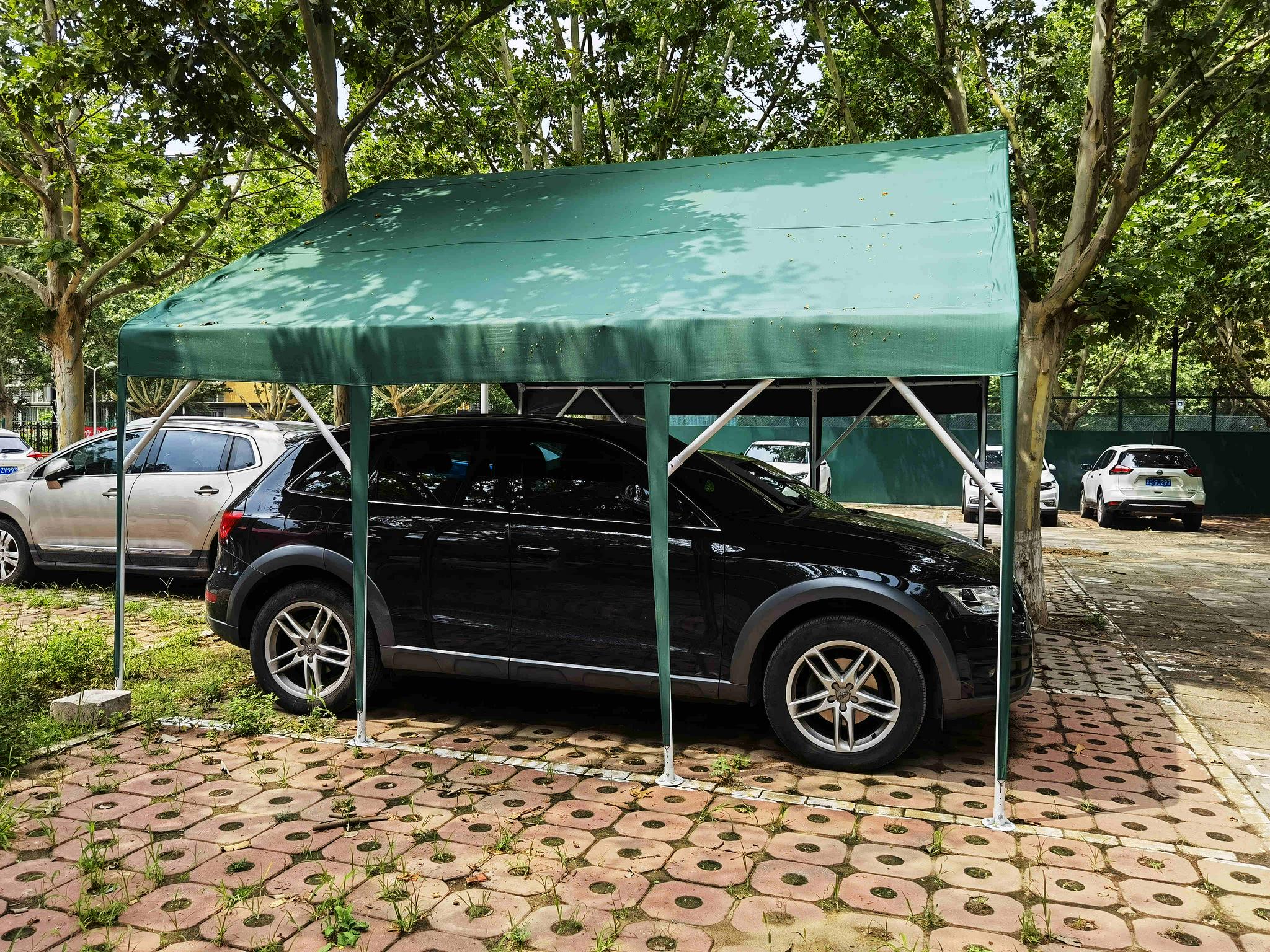 停车场内车主自己搭建的车棚.
