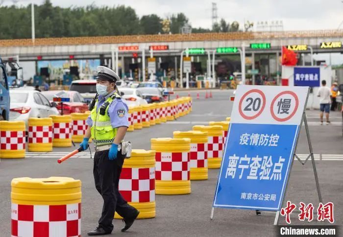  疫情防控离宁查验点。泱波 摄