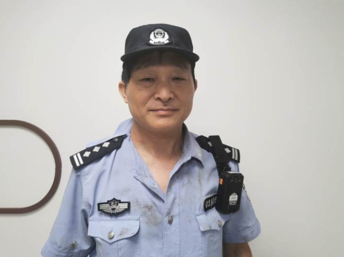 杭州一位老民警被撕破的衣领让人心疼背后的故事更是惊心动魄