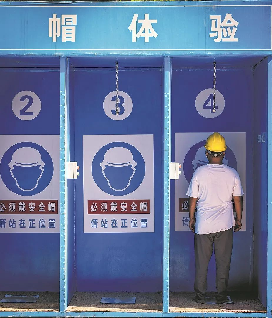 &nbsp;&nbsp;&nbsp;&nbsp;图为一位安全员进入安全帽体验屋,发现屋内