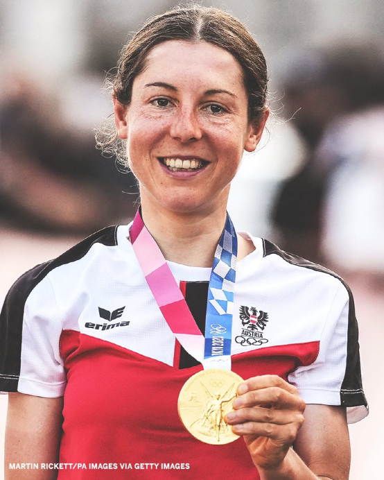 （基森霍费尔赢得东京奥运女子自行车公路赛金牌。图源 外媒）