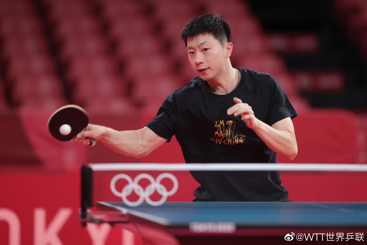马龙赛前训练图来源:《乒乓世界》杂志今年33岁的马龙目前世界排名第