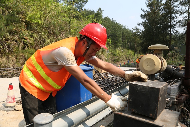服务中心和福禄镇经发办工作人员正在现场仔细检查波形护栏安装质量