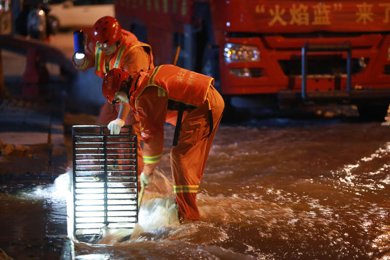 郑州中牟:消防员挑灯排涝不停歇