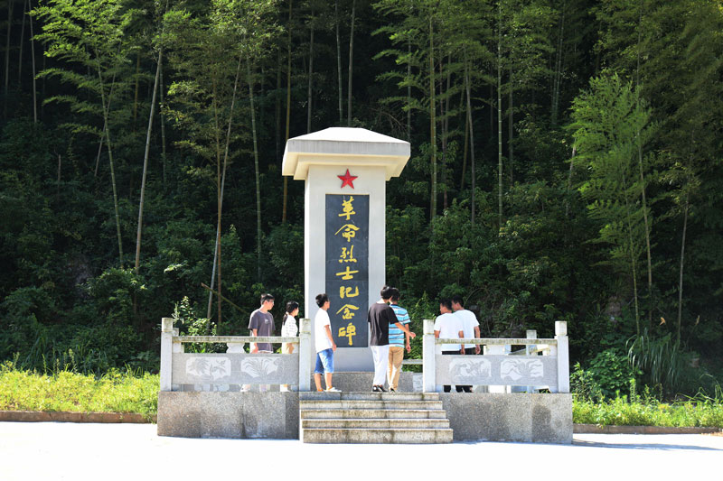 前来参观的游客瞻仰革命烈士纪念碑（央广网记者 胡斐 摄）