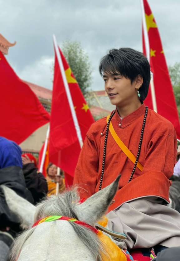 丁真骑白马为奥运选手助威 网友直呼:向祖国致敬,鲜衣怒马少年郎!