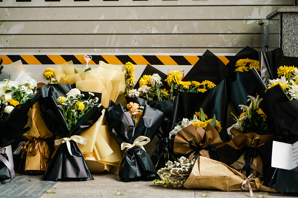 现场 郑州地铁5号线站前 民众献花悼念遇难者 郑州市 河南省 遇难者 新浪科技 新浪网