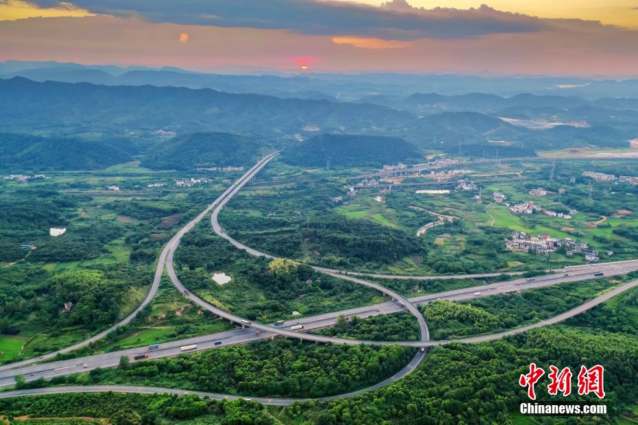 沿着高速看中国航拍昌九高速赛阳互通霞光照耀远山映衬