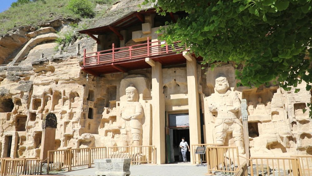 　　游客正在参观石道坡遗址毗邻的北石窟寺。新华社记者李杰 摄