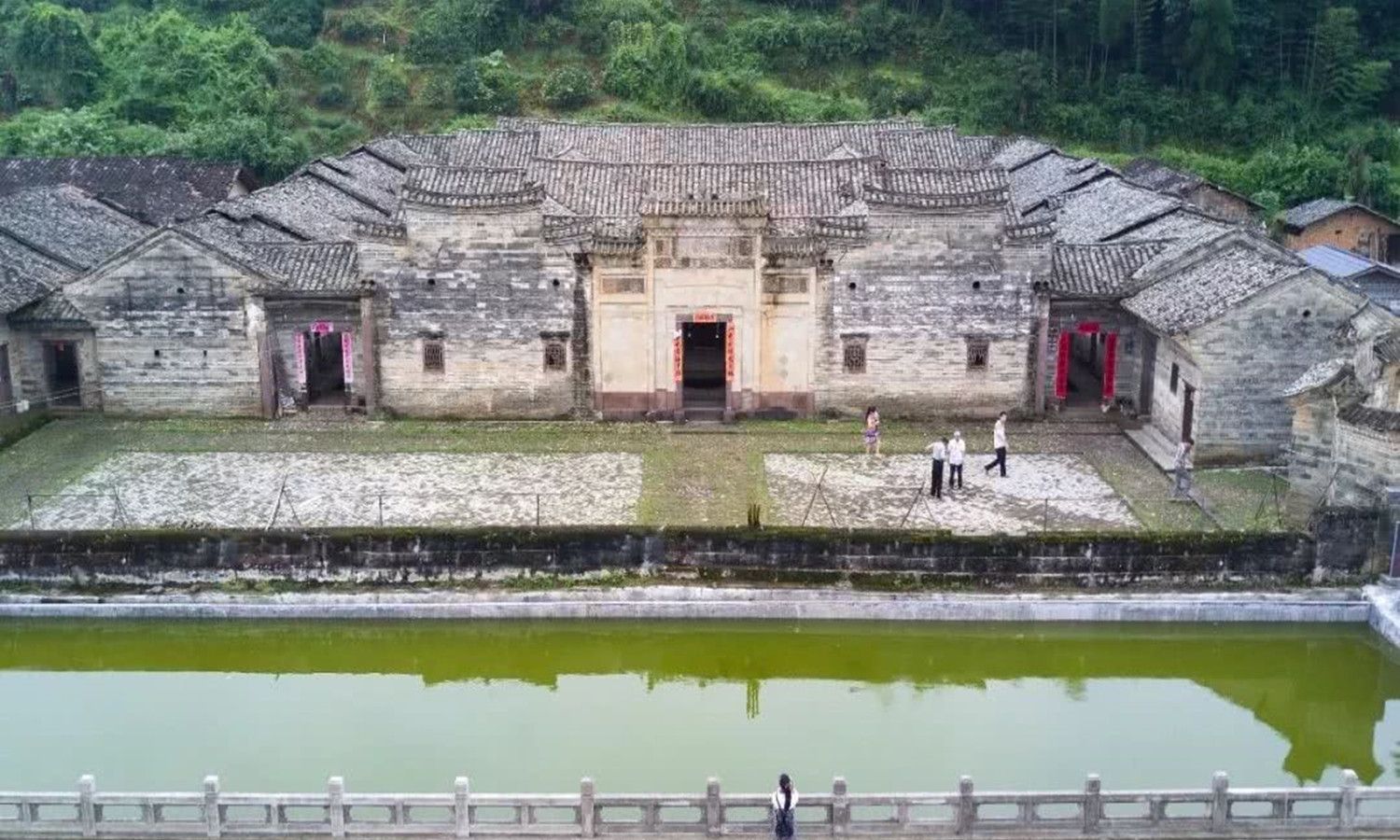 周田客家古建筑群,位于寻乌县澄江镇周田村,这里至今仍然保存着十五座