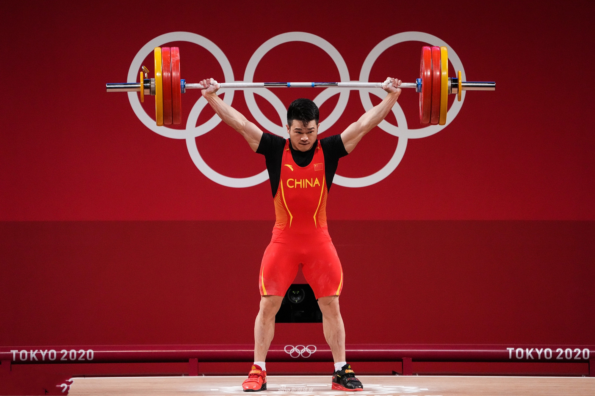 降维打击!中国大力士闪耀东京,领先亚军18公斤,霸气怒吼庆祝