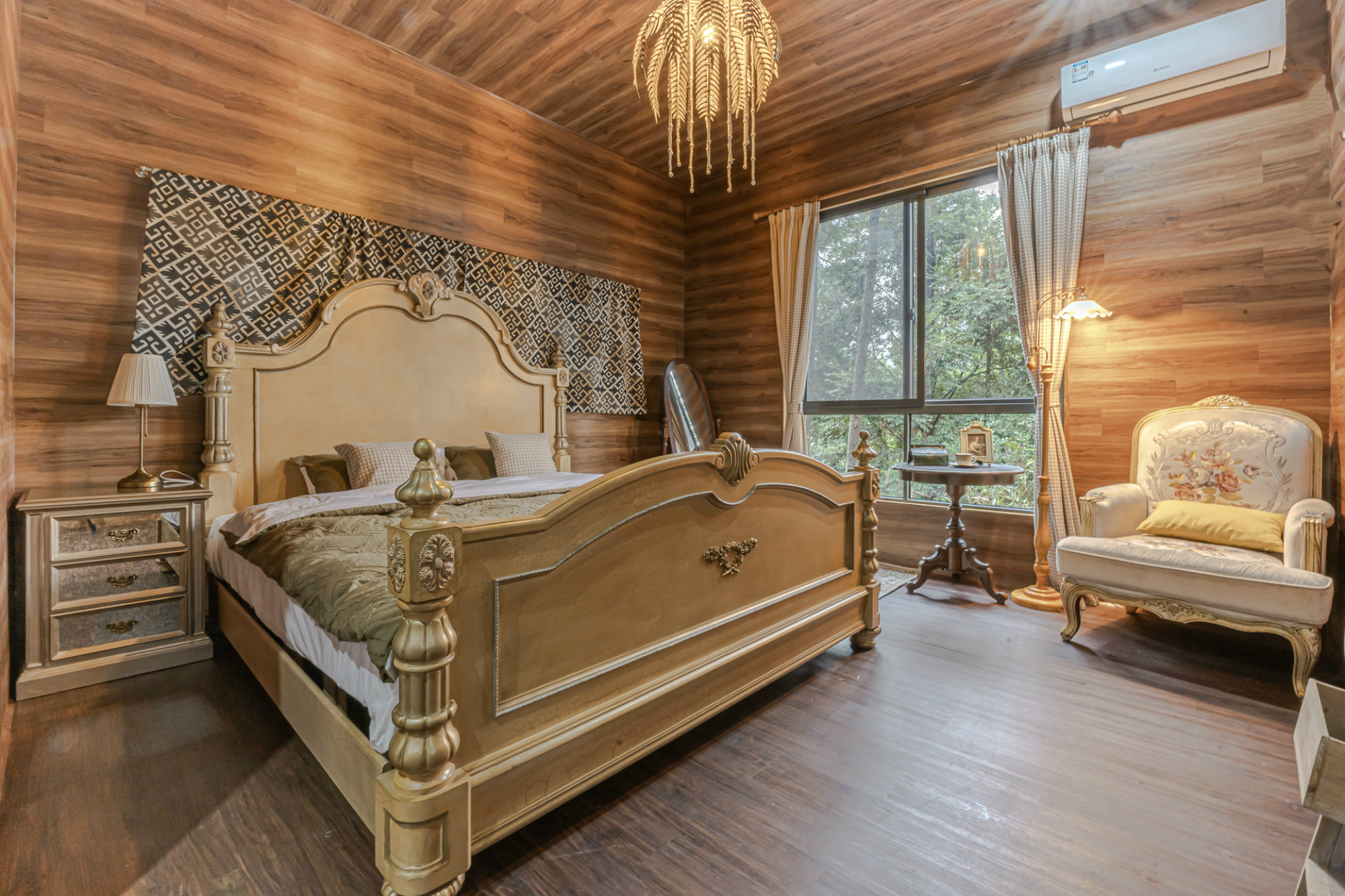 住进森林木屋仿佛来到了童话世界