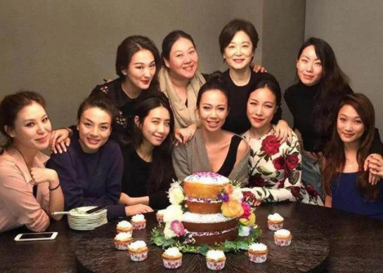 林青霞晒素颜照拜年,暴瘦22斤后颜值回春,气质出众依然女神休闲区蓝鸢梦想 - Www.slyday.coM 林青霞晒素颜照拜年,暴瘦22斤后颜值回春,气质出众依然女神休闲区蓝鸢梦想 - Www.slyday.coM