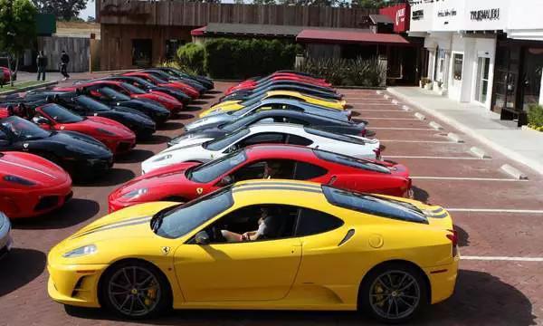 文莱哈吉国王两兄弟真壕哥哥黄金打造座驾弟弟金屋藏40美娇娘