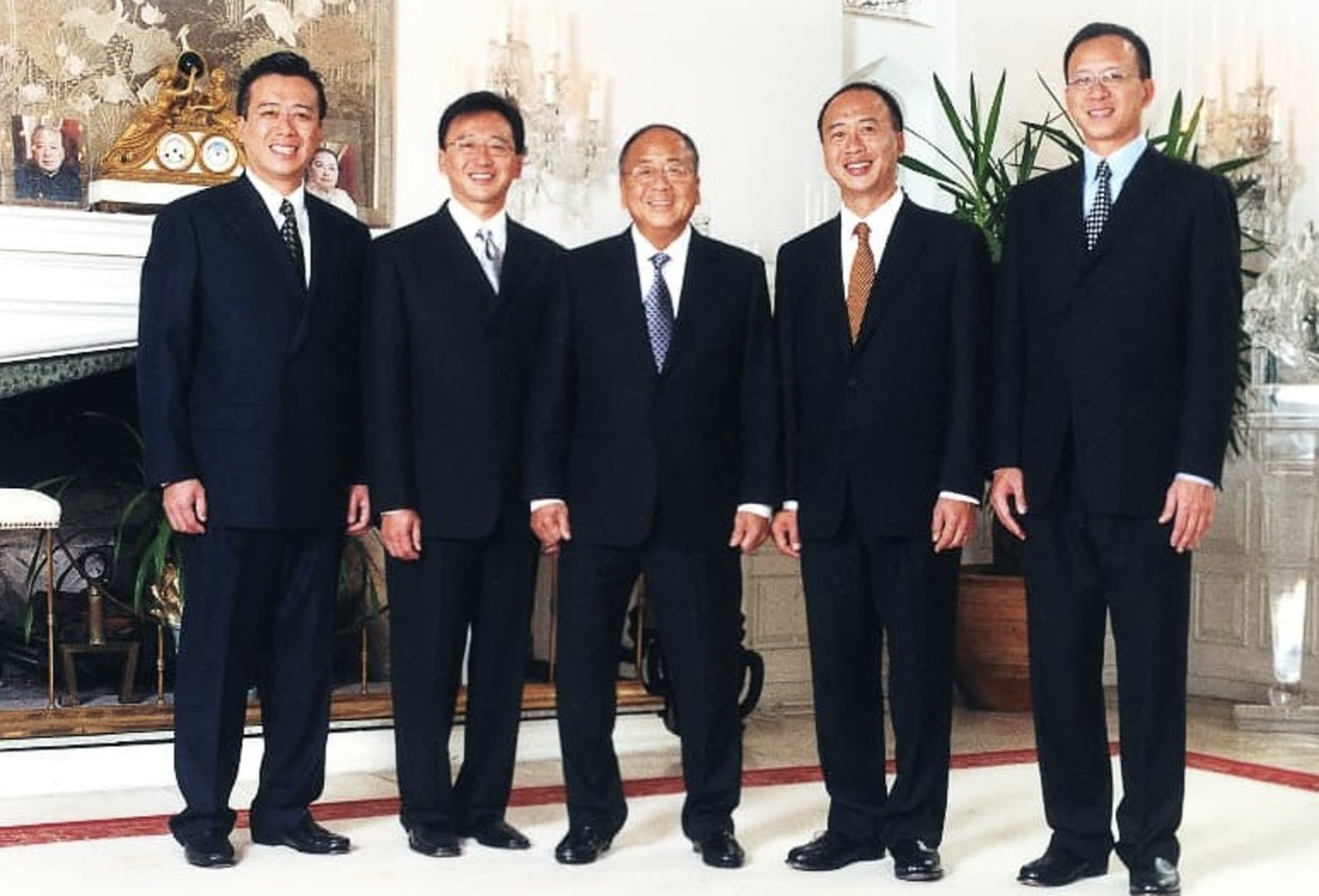 在2002年成立了李锦记家族委员会,形成了家族沟通平台,以及家族的最高