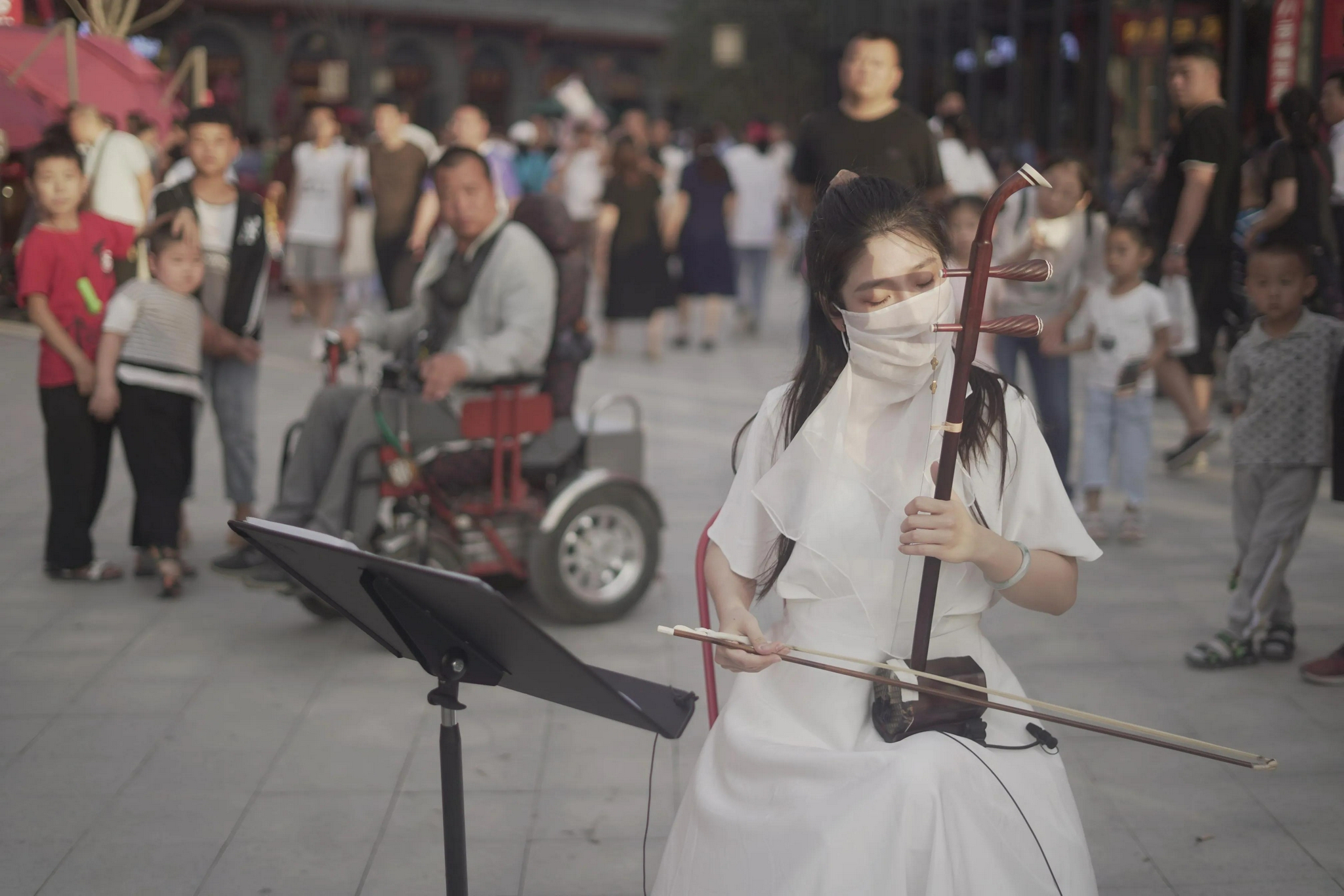 你会拉二胡吗敢不敢来和延安红街和二胡小姐姐比拼一番