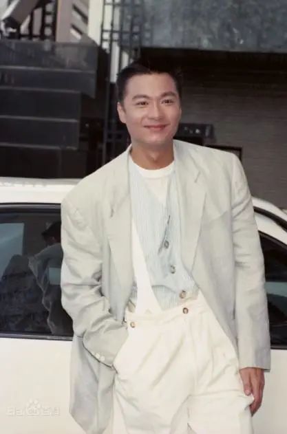 60岁林俊贤卖力商演穿西装帅气轮廓犹在曾怒甩刘嘉玲