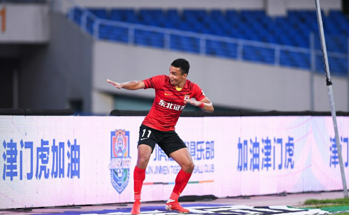 12-马格诺,17-伊洛基,32-苏缘杰长春亚泰首发:28-石笑天,4-奥克雷,5