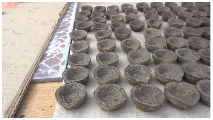 在印度,牛的地位有多高?早餐先给牛吃,“牛粪饼”卖20美元一盒休闲区蓝鸢梦想 - Www.slyday.coM 在印度,牛的地位有多高?早餐先给牛吃,“牛粪饼”卖20美元一盒休闲区蓝鸢梦想 - Www.slyday.coM