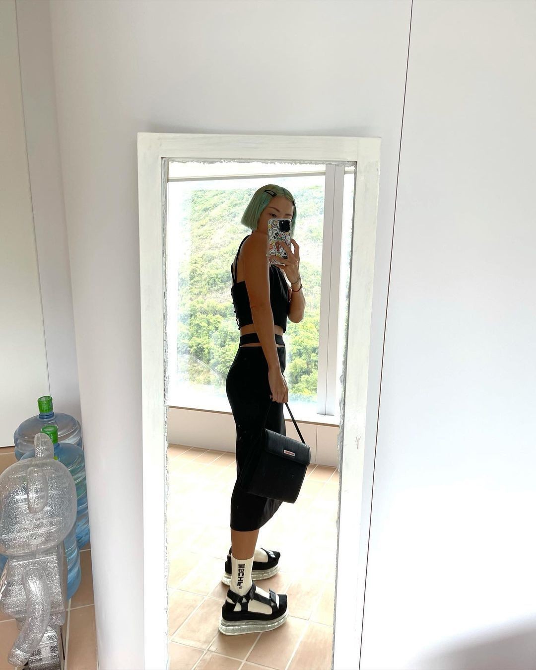 徐濠萦不当模特可惜了!穿一身黑气场超强,又黑又瘦也难掩高级感