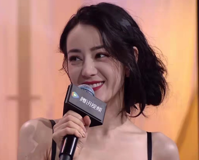 热巴剪短发后更有风情穿吊带裙跟杨洋比爱心配一脸身材太辣了