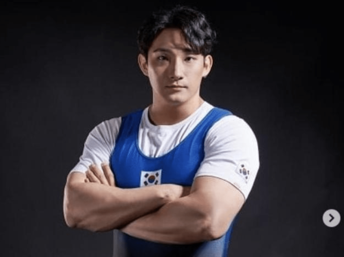 奥运村的纸板床裂了!韩国218斤巨人一人睡塌?此前9人才搞塌