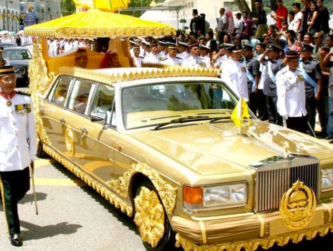 文莱哈吉国王两兄弟真壕哥哥黄金打造座驾弟弟金屋藏40美娇娘