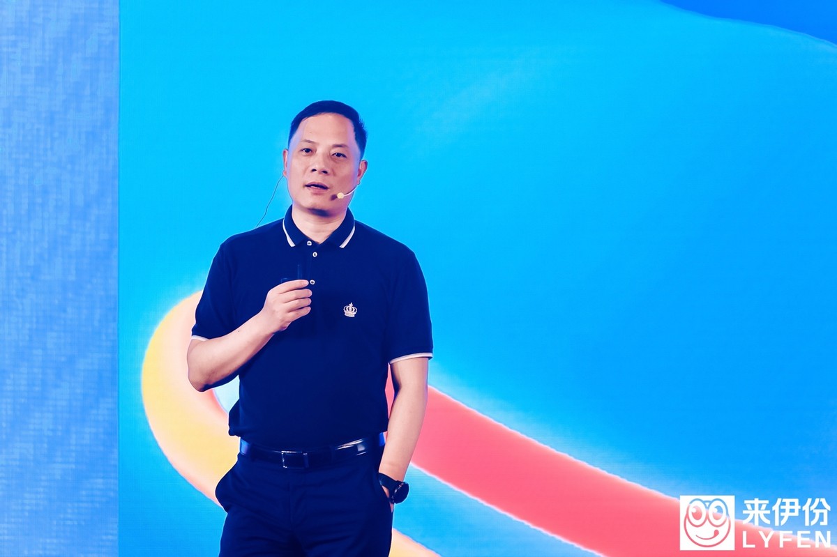 来伊份联合创始人,董事长施永雷,来伊份联合创始人,总裁郁瑞芬携