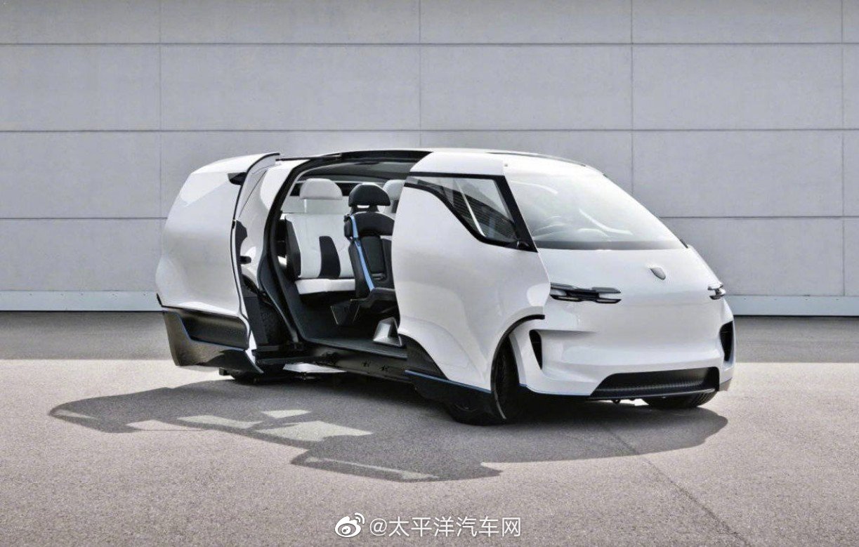 后续座椅则是1 2 3布局,而且得益于中置驾驶位和滑动门,乘客可以很