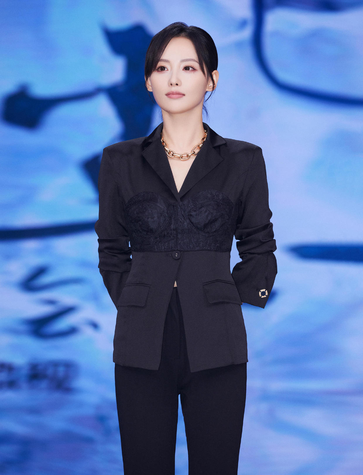 张嘉倪被买超宠成小姑娘了牛仔外套配紧身裤慵懒随性简单大气