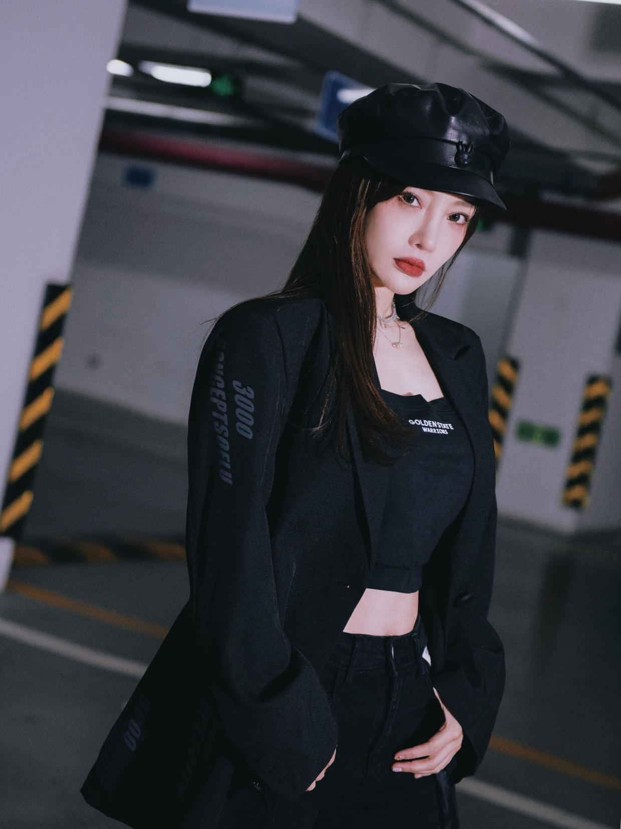 李小璐是特别有个性的一位女生,即使是严肃刻板的西装,也能被她穿出不