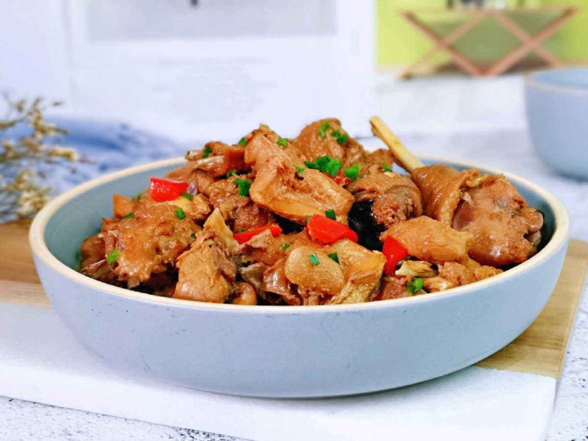 家常红椒烧鸡块做法简单鸡肉鲜嫩不柴全家老小爱吃