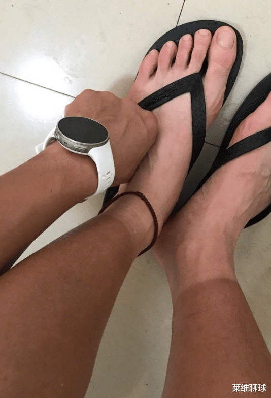 这是因为她的脚长时间泡在水里,所以特别的白,甚至皮肤上都有些泡久了