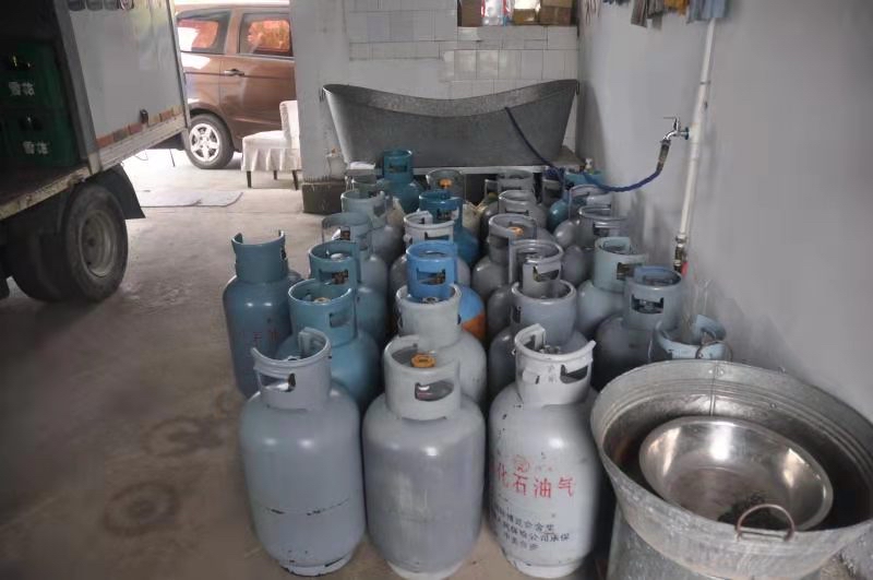 男子非法买卖,储存液化气罐被拘12天