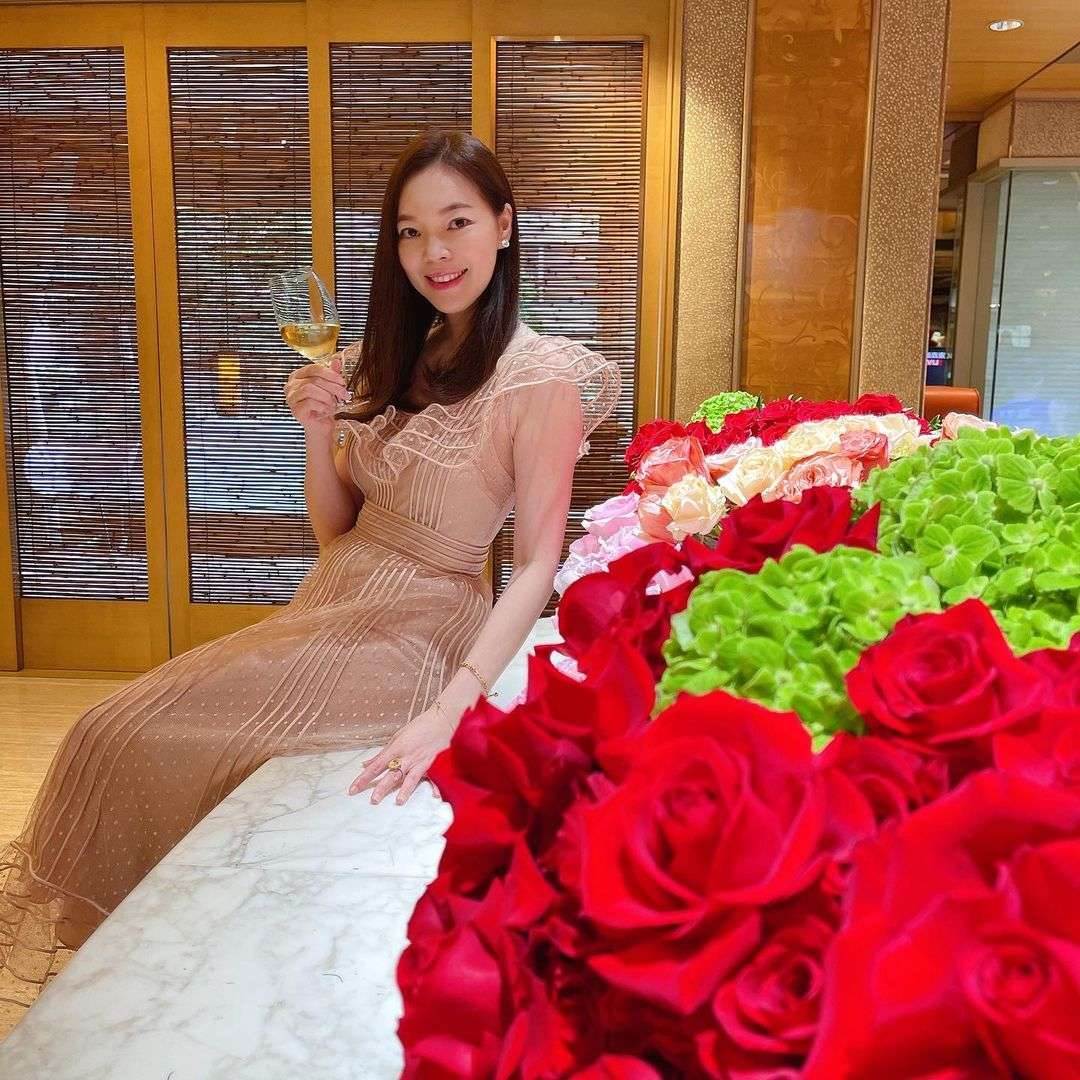 71岁郭台铭与娇妻曾馨莹罕见同框秀恩爱夫妻俩相差24岁像两代人