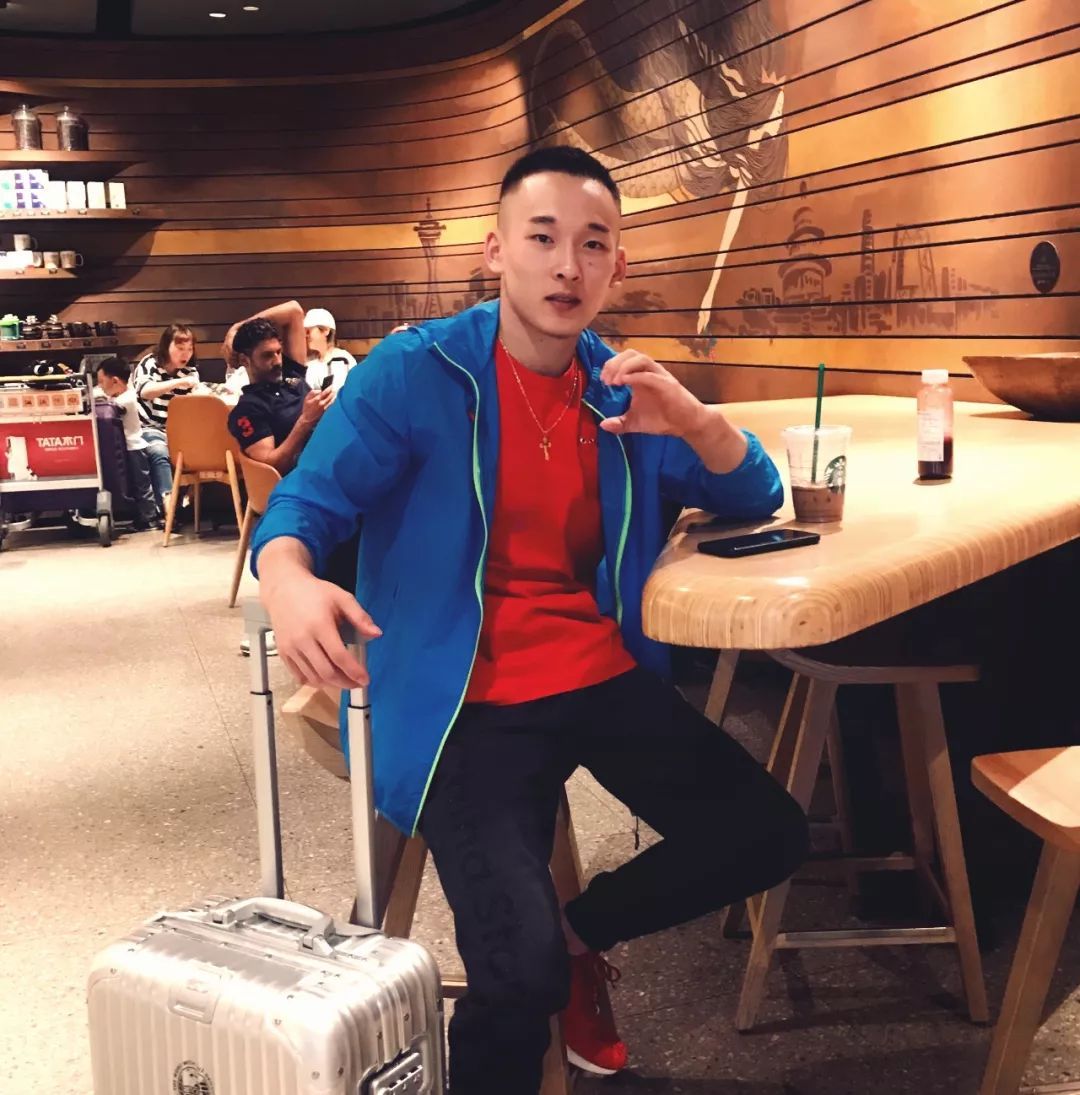 双面北京小伙肖若腾猛吃止疼片仍错过里约爱撸猫品茶研磨咖啡